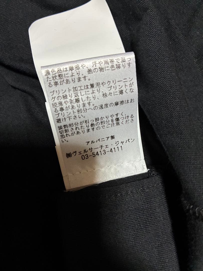 【新品タグ付き】VERSACE セーフティピン ロゴ　Ｔシャツ　黒