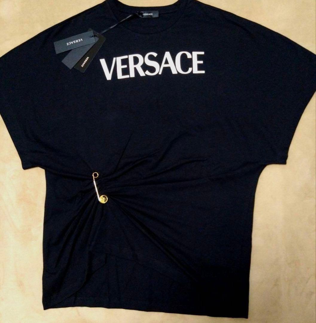 【新品タグ付き】VERSACE セーフティピン ロゴ　Ｔシャツ　黒