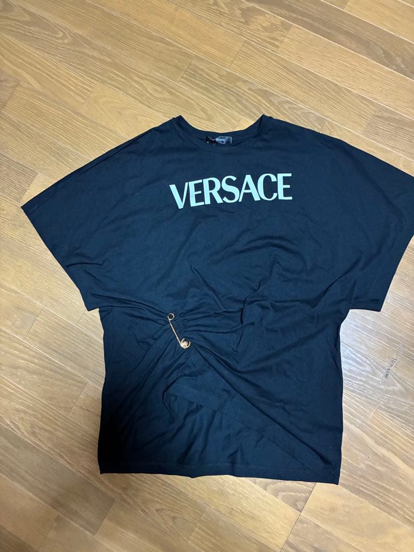 【新品タグ付き】VERSACE セーフティピン ロゴ　Ｔシャツ　黒