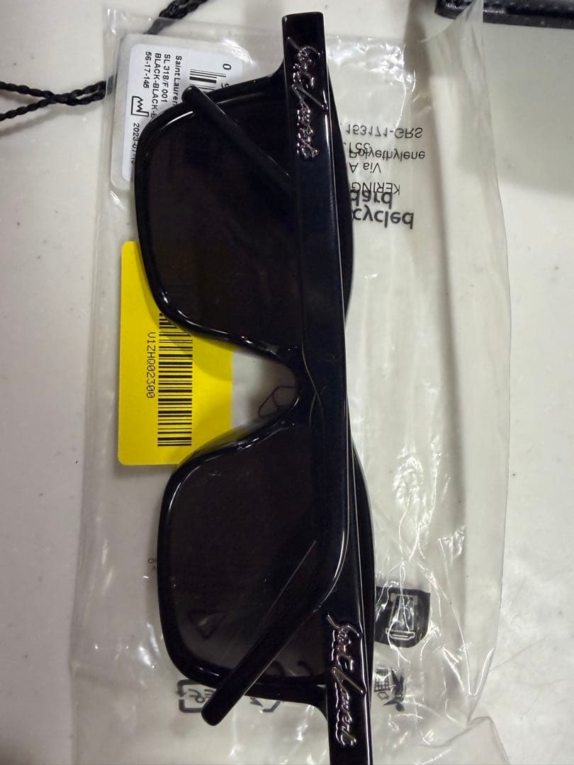 S*p様 (定価62000円)SAINT LAURENT ブラック サングラス