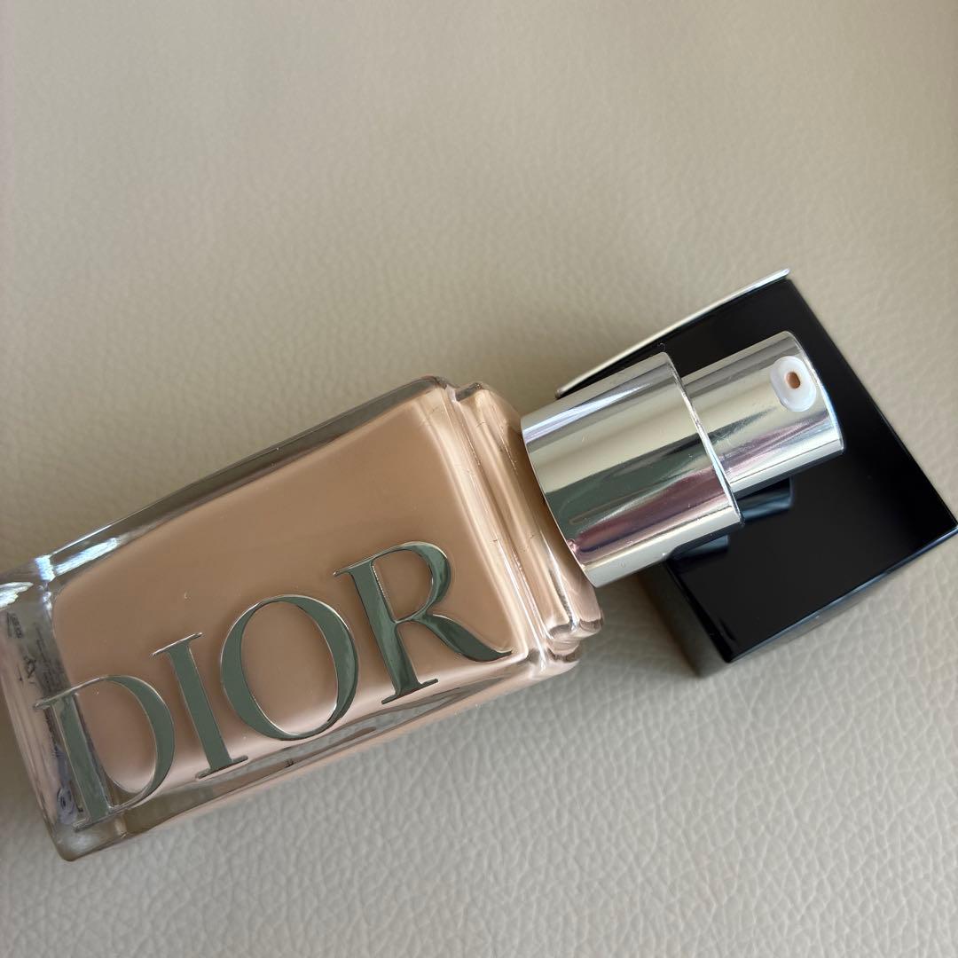 未使用に近いDior フルイドスキングロウ　　2N ニュートラルリキッドファンデ