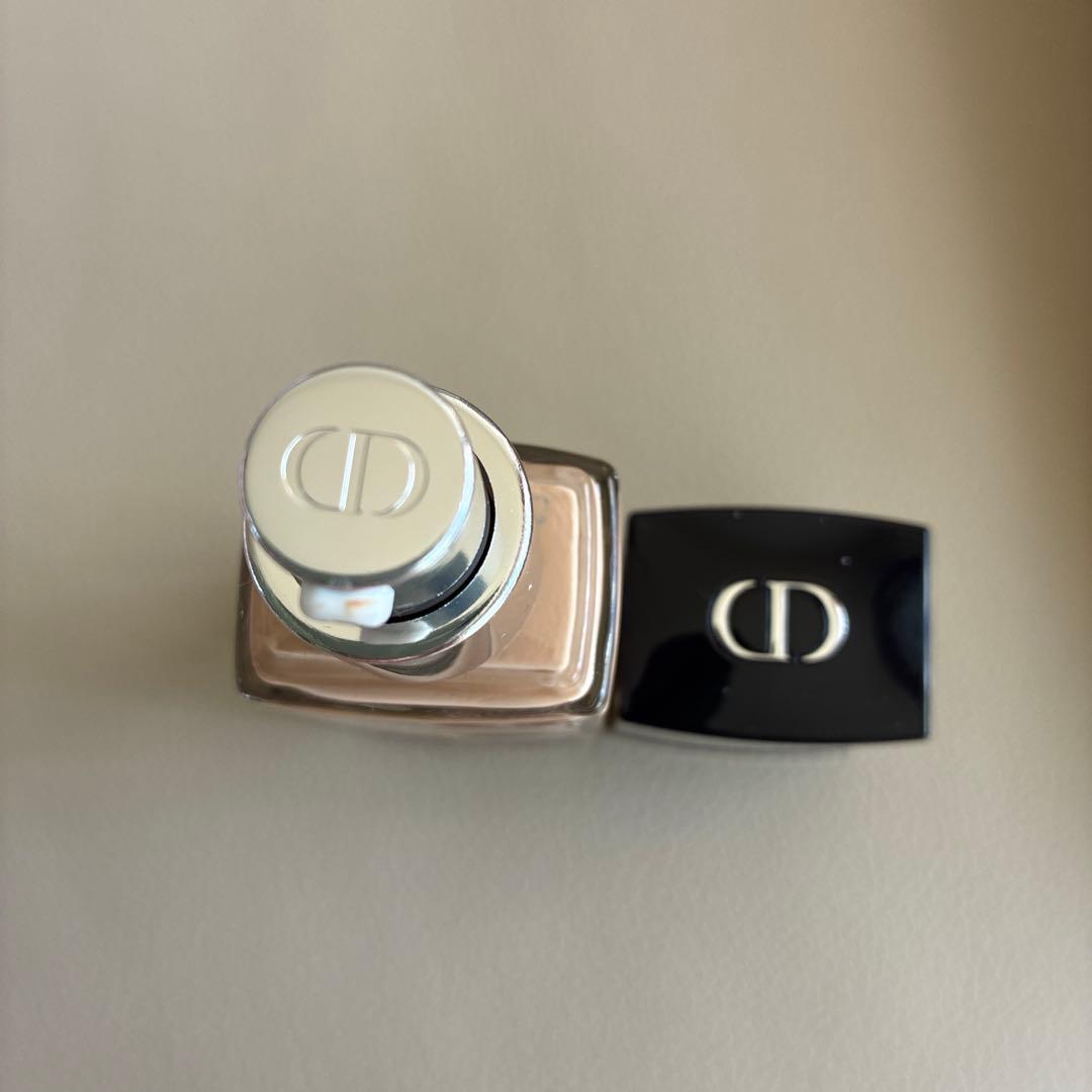 未使用に近いDior フルイドスキングロウ　　2N ニュートラルリキッドファンデ