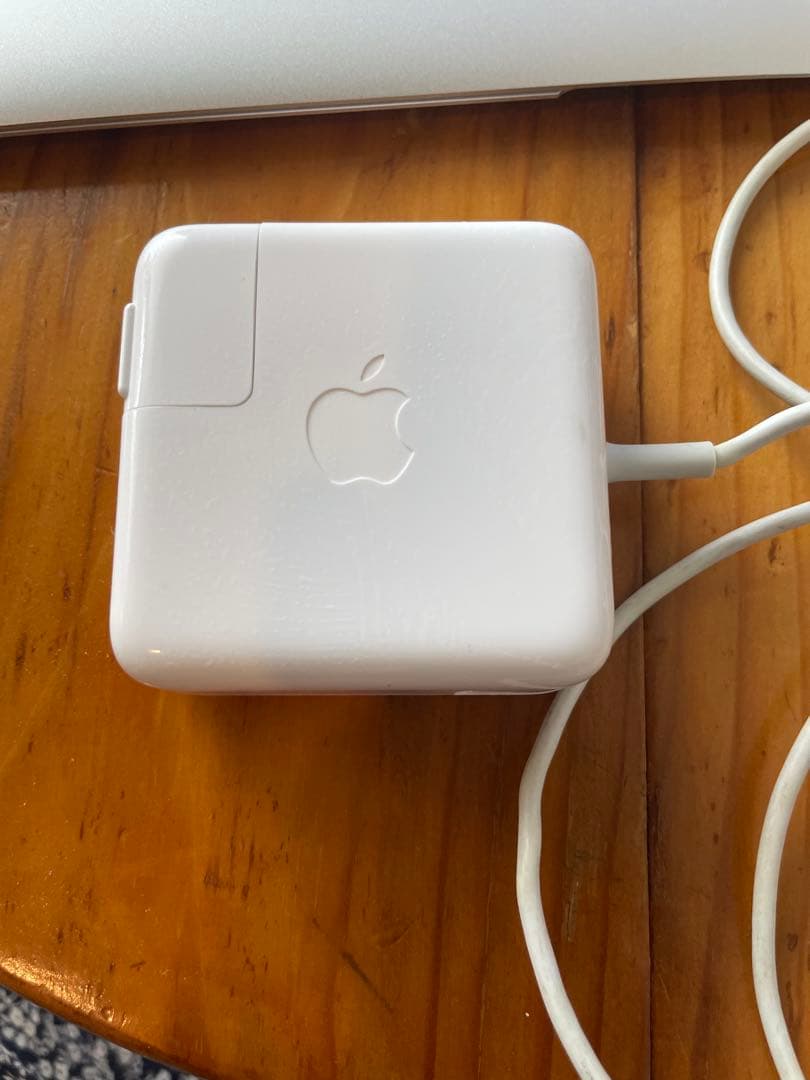 【リボン】MacBook Air 2015メモリ4G 容量121G充電器付
