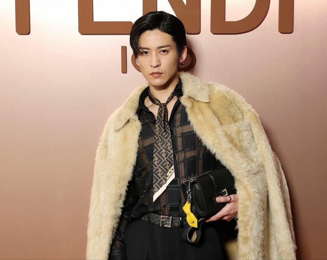 目黒蓮さん着用　美品　FENDI ラッピー ブラウンシルクバンドック