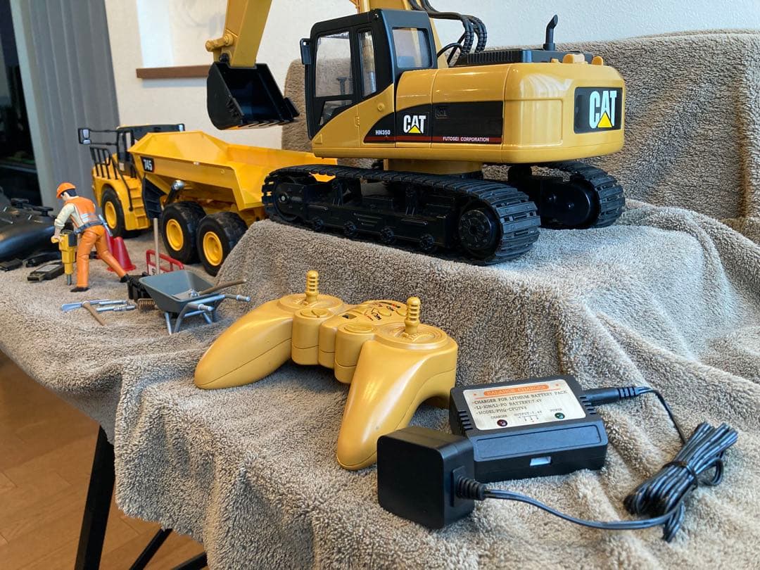 ラジコン CAT 745 アーティキュレートダンプ& 油圧ショベル&作業員セット