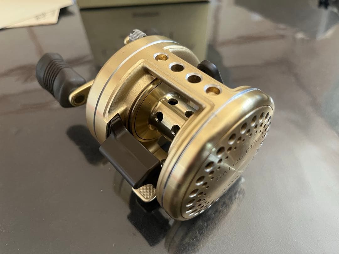 シマノ　SHIMANO CALCUTTA 201XT ベイトリール