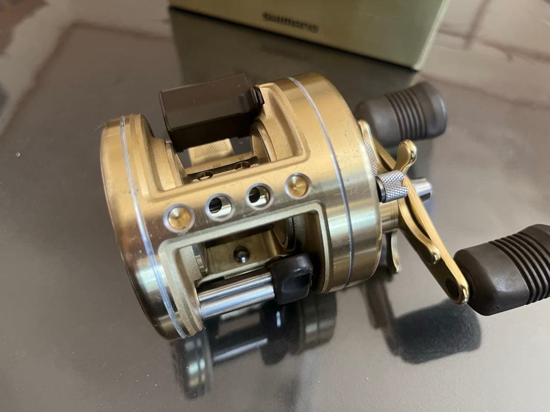 シマノ　SHIMANO CALCUTTA 201XT ベイトリール