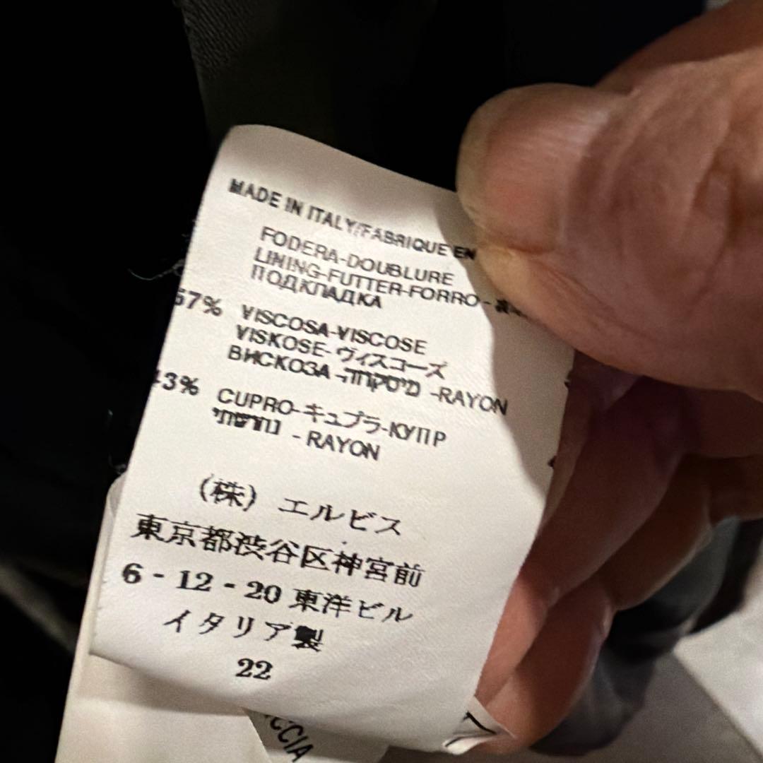 毛皮が縁取りとなった上等なウールのコート　イタリア製