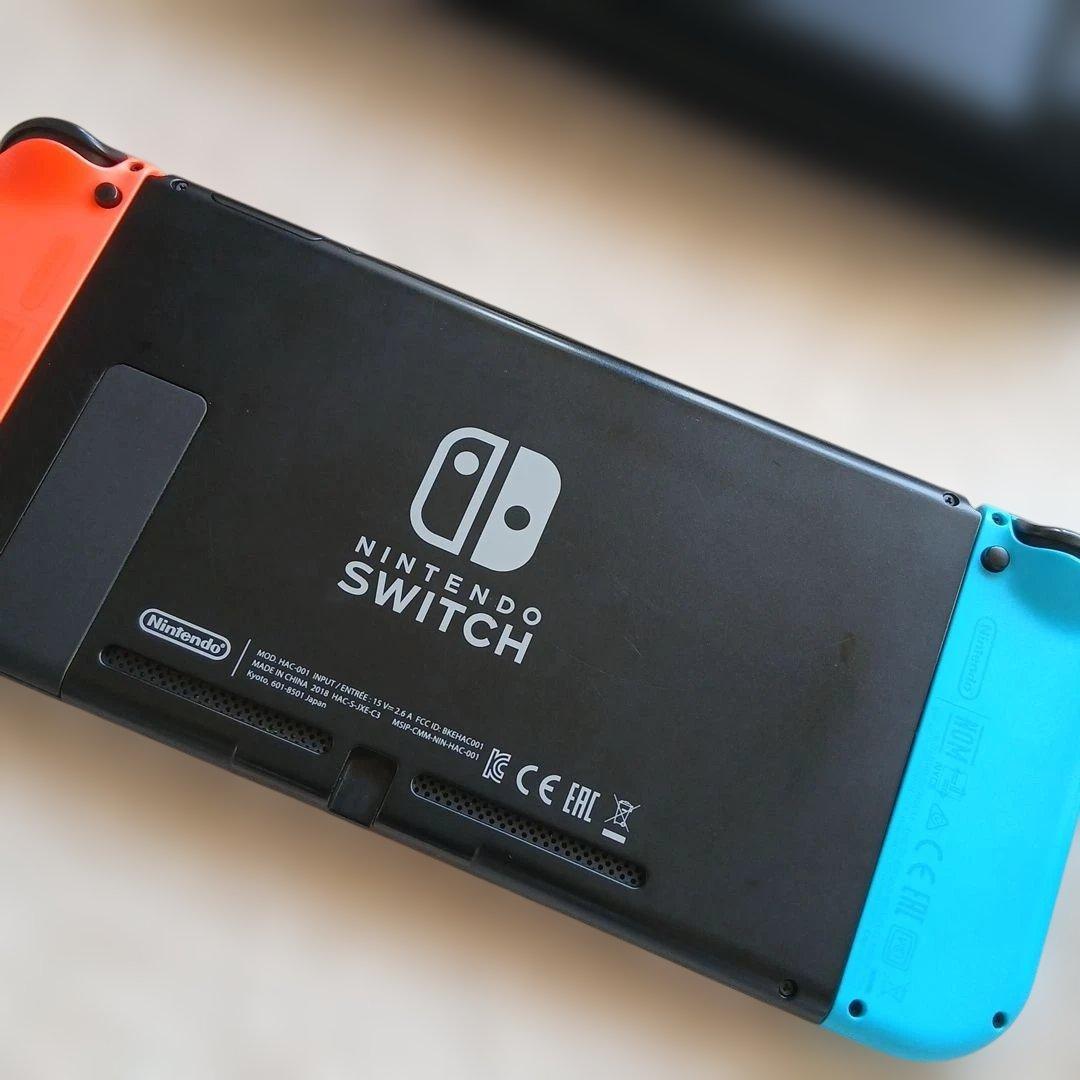Nintendo Switch 本体 ケース・Joy-Con 付き