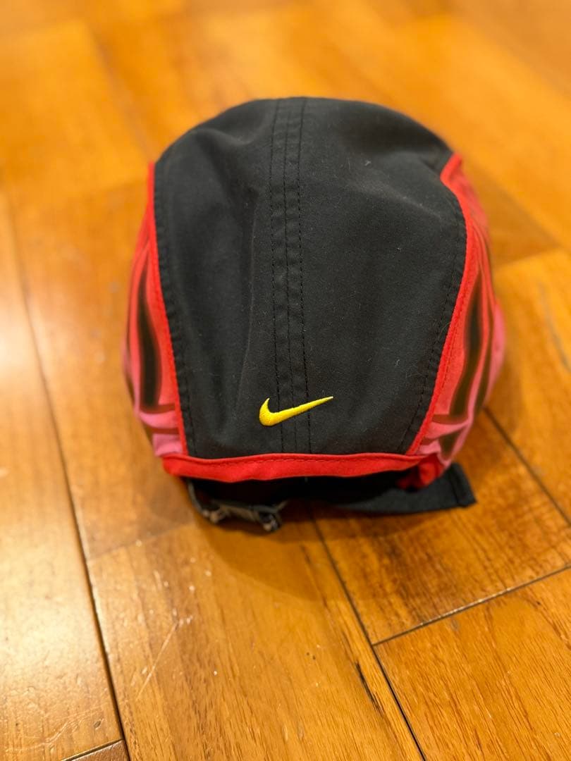 シュプリームNike 黒赤 キャップ