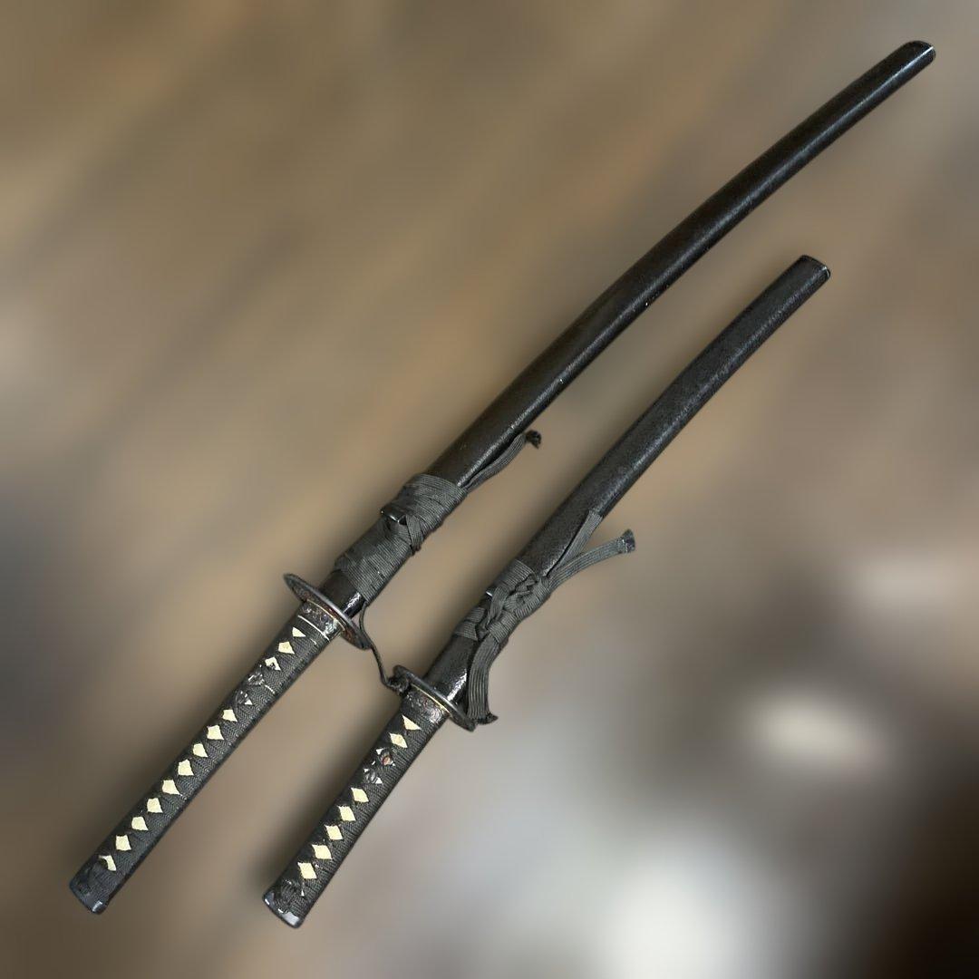 上級模造刀大小2本 黒柄 赤龍透し彫丸鍔 黒鰐目鞘