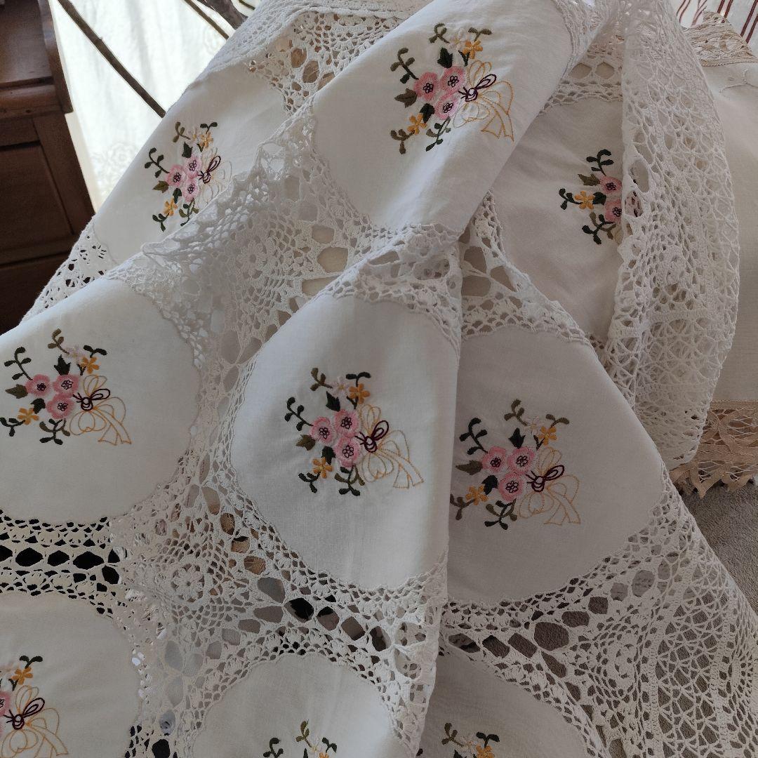 春の草花刺繍　円窓パネル　クロッシェ編みレース繋ぎ　フリークロス