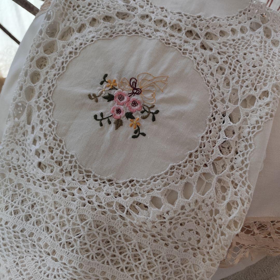 春の草花刺繍　円窓パネル　クロッシェ編みレース繋ぎ　フリークロス
