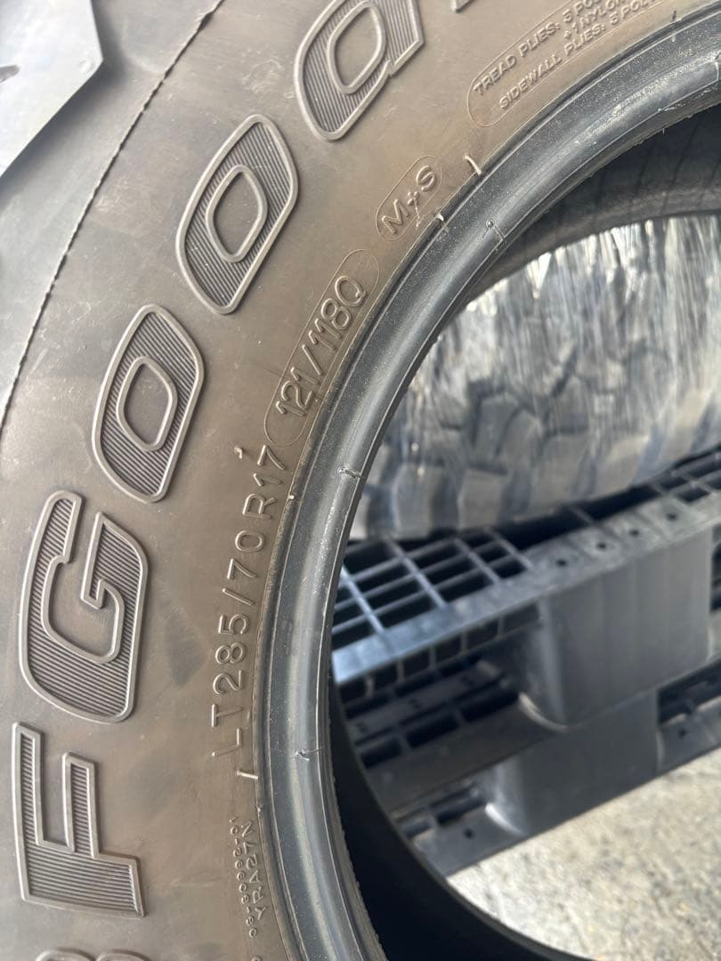 BFGoodrich Mud-Terrain KM3 17インチタイヤ　①