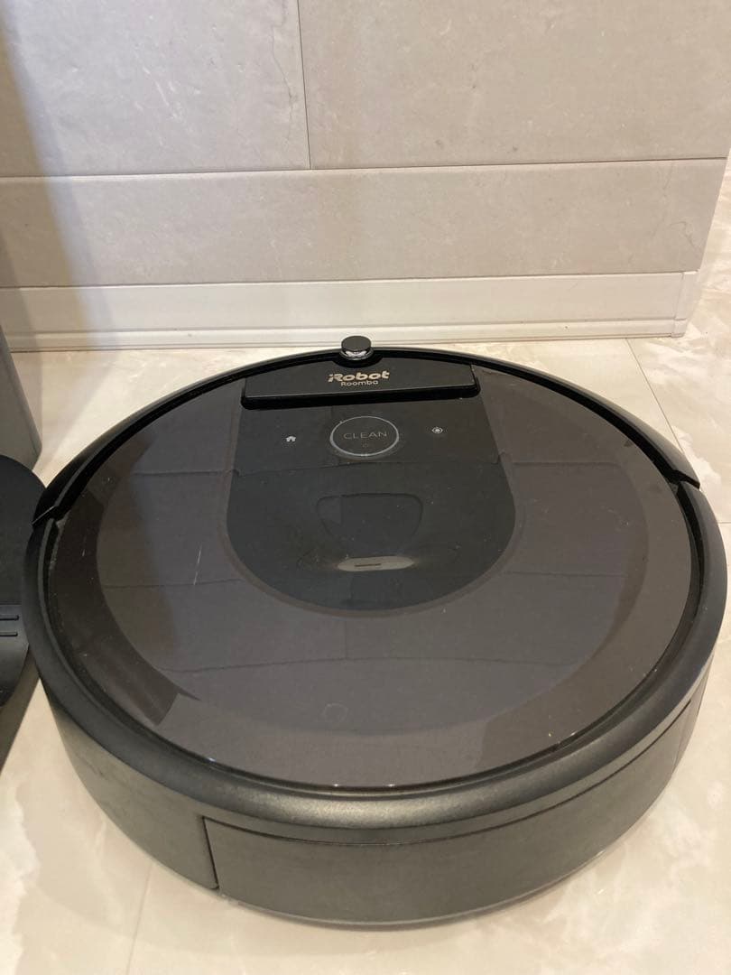iRobot ルンバi7+ (Roomba i7+) 本体とクリーンベース