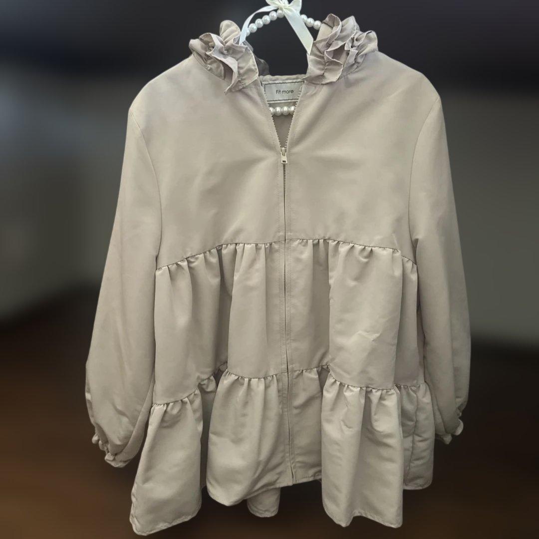 【Fit more】フリルフードティアードジャケット　ベージュ