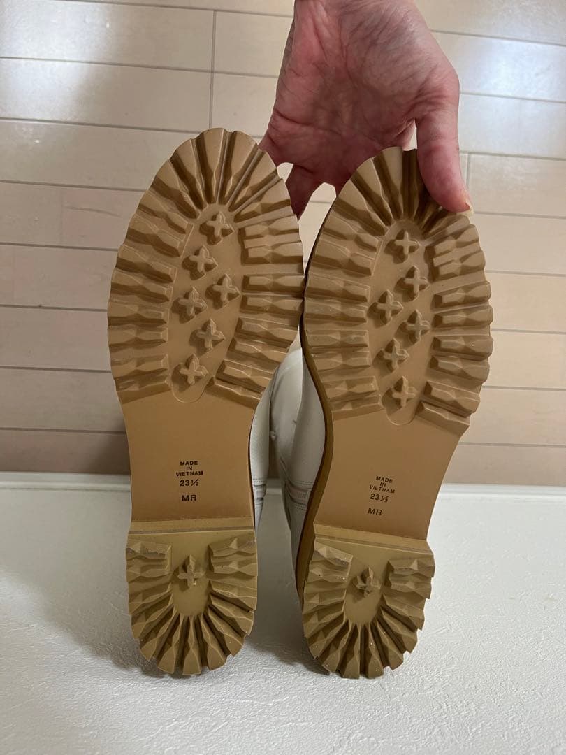 お値下げしました！未使用　美品　ダイアナ　ホワイト バックル付きロングブーツ