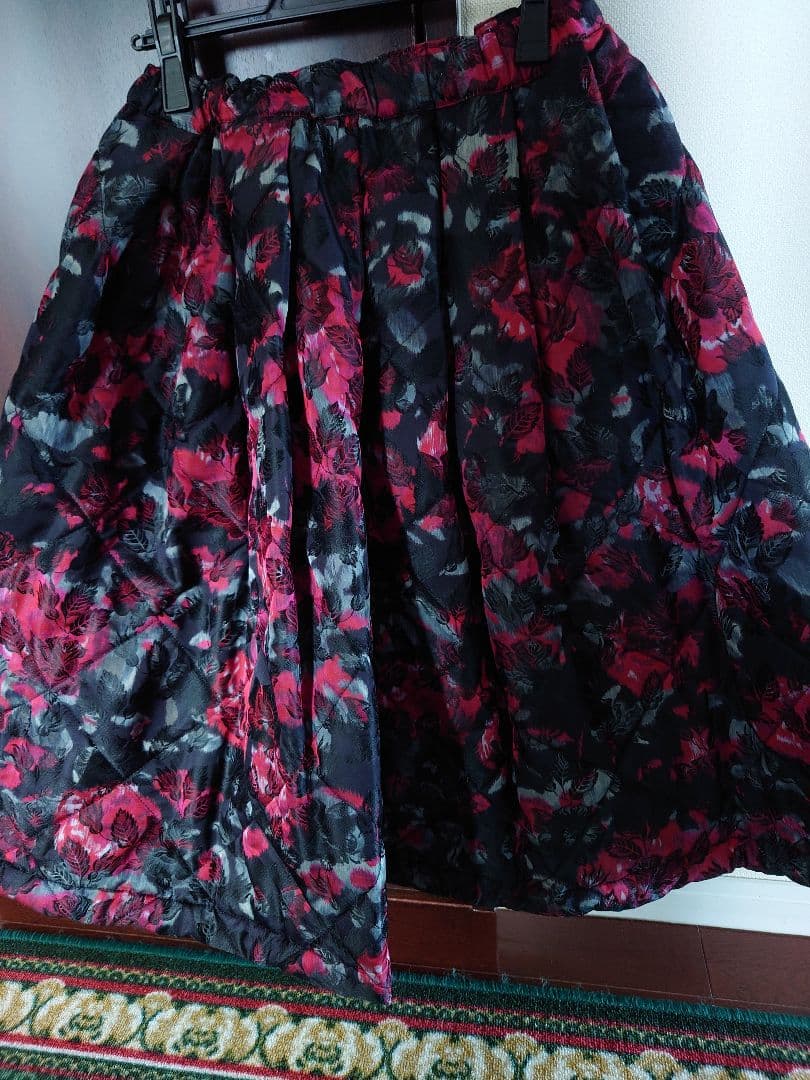フレアスカート 黒と赤の花柄
