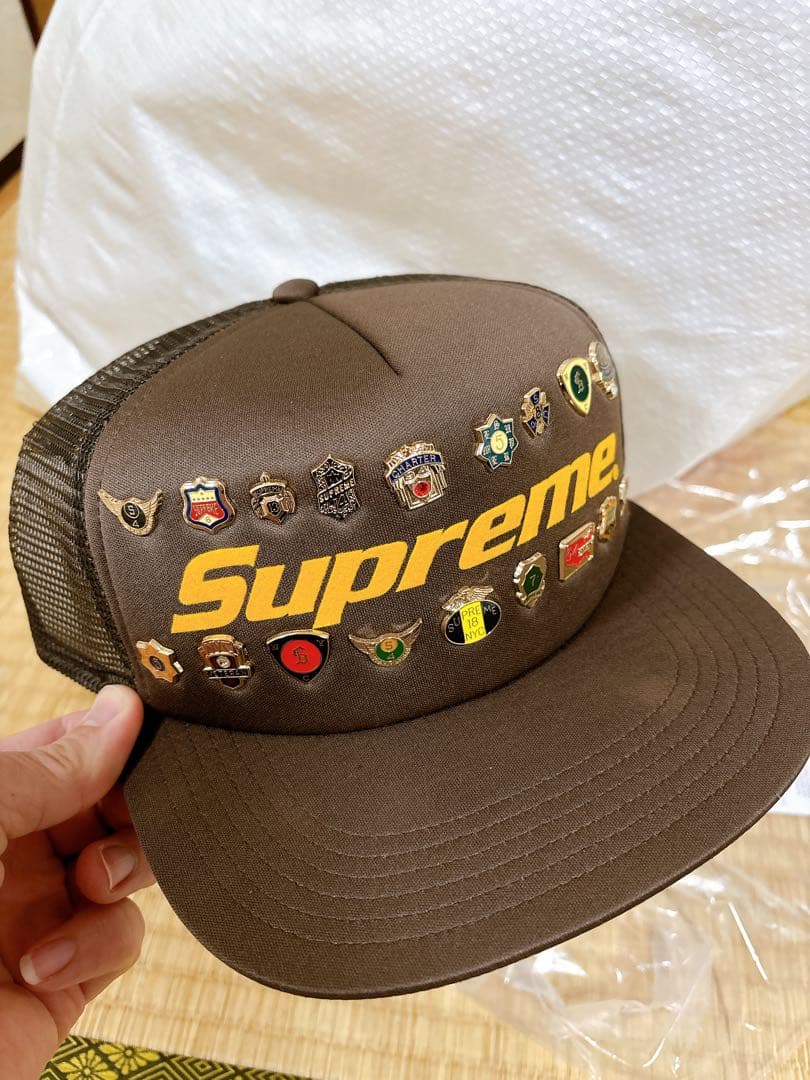 Supreme バッジ付き トラッカーキャップ ブラウン