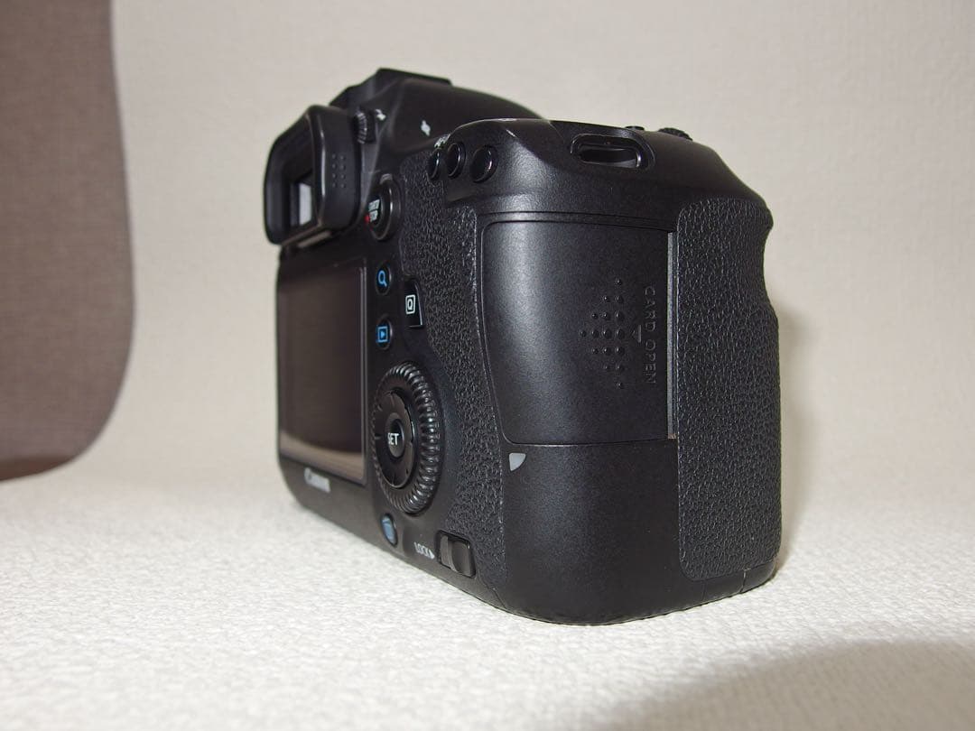 Canon EOS 6D ボディ　美品シャッター76900回 フルサイズ動作良好