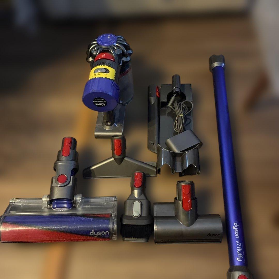 Dyson v7スティッククリーナー 本体各種アタッチメント付き