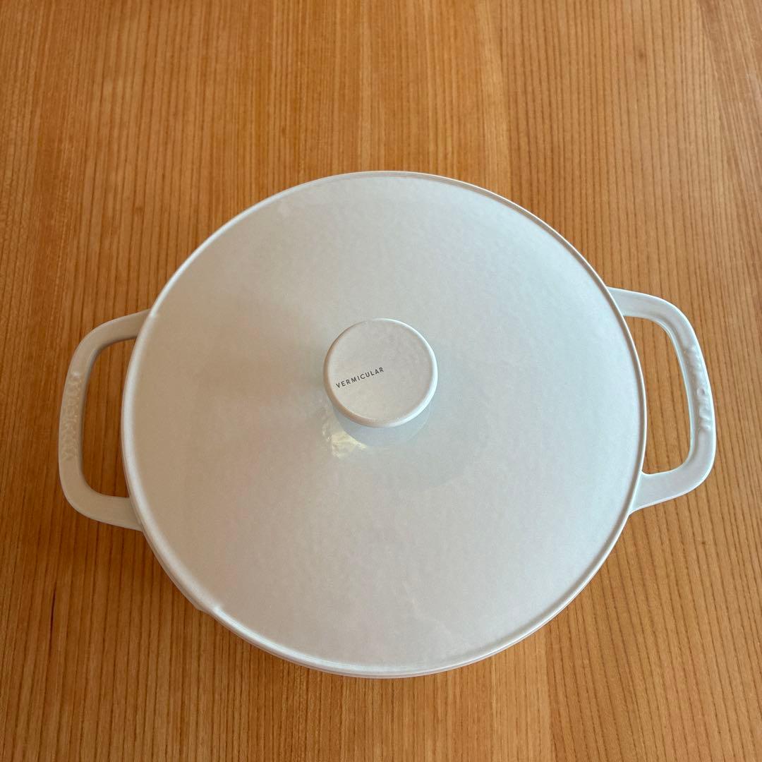 美品 バーミキュラ22センチ シーソルホワイト