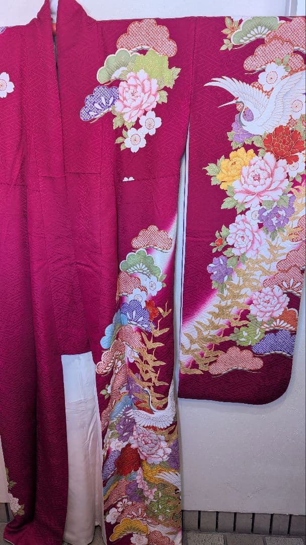 【美品】赤紫色 花と鶴などおめでたい柄 振袖