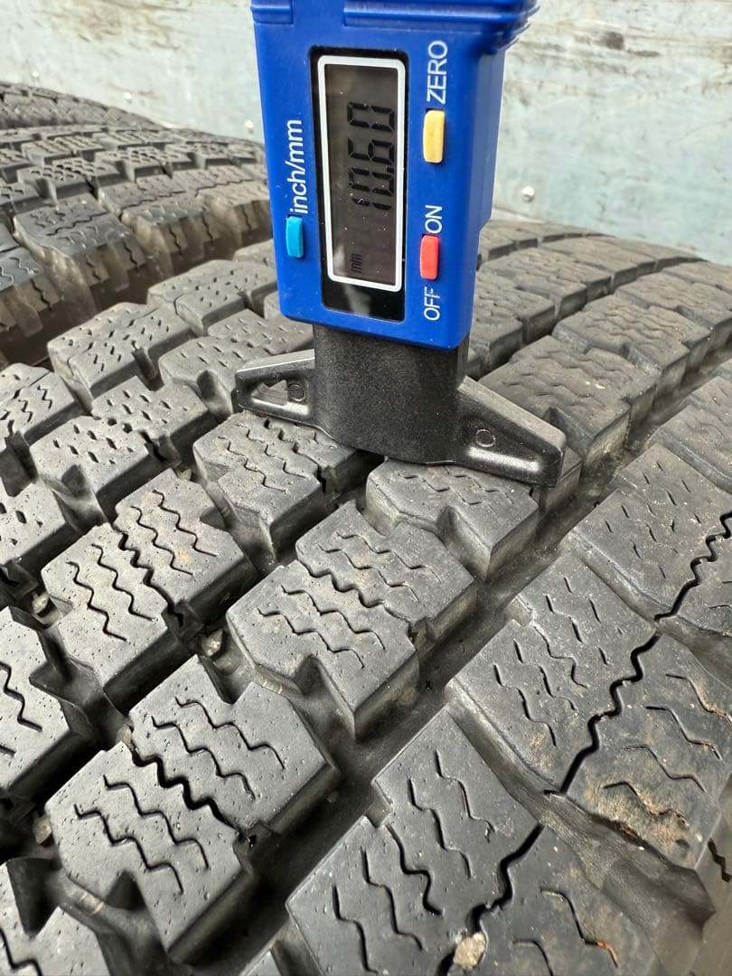 volobktスタッドレス205／70R16 111／109N LT深溝