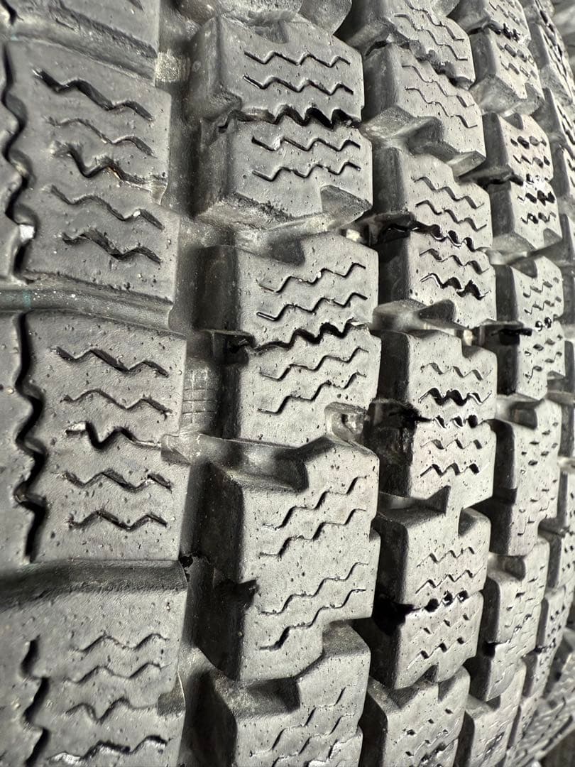 volobktスタッドレス205／70R16 111／109N LT深溝