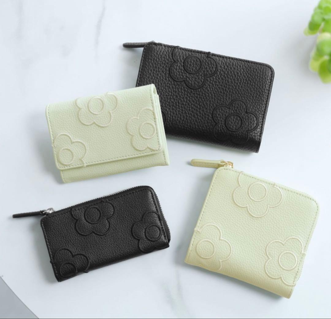 新作　出品　マリークワント二つ折り財布