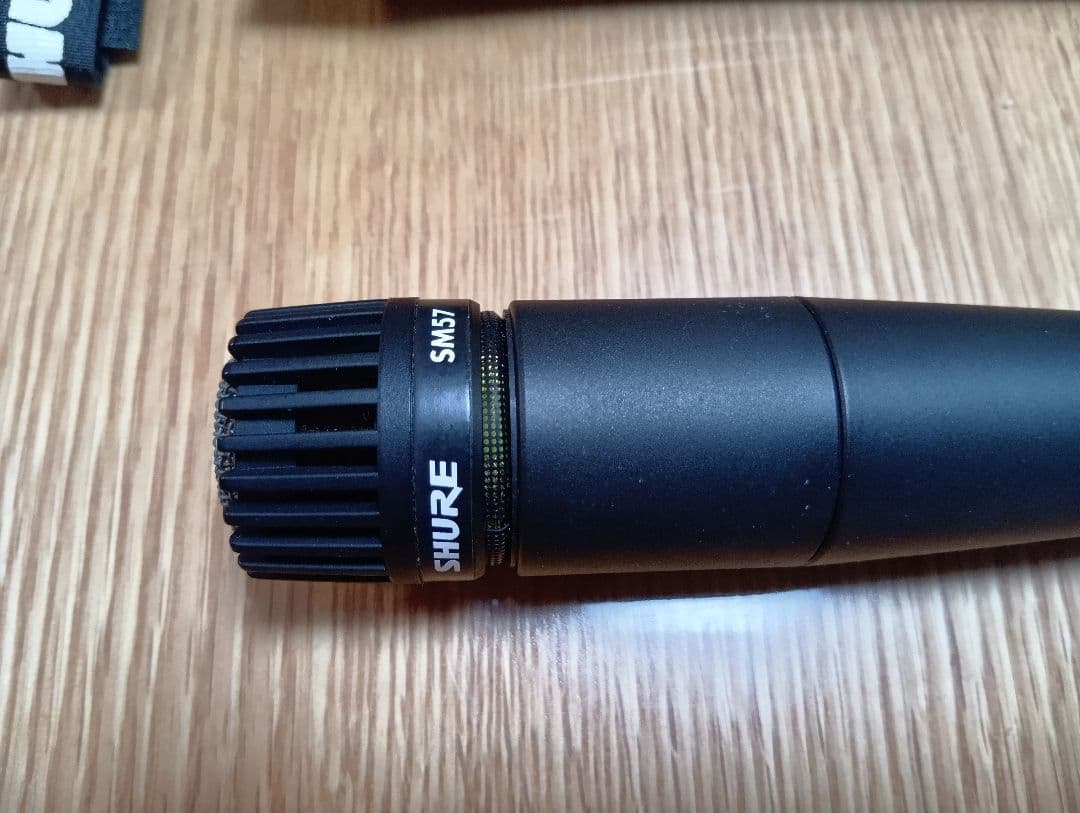 SHURE SM57 ダイナミックマイク 本体と付属品 ミニスタンド付き
