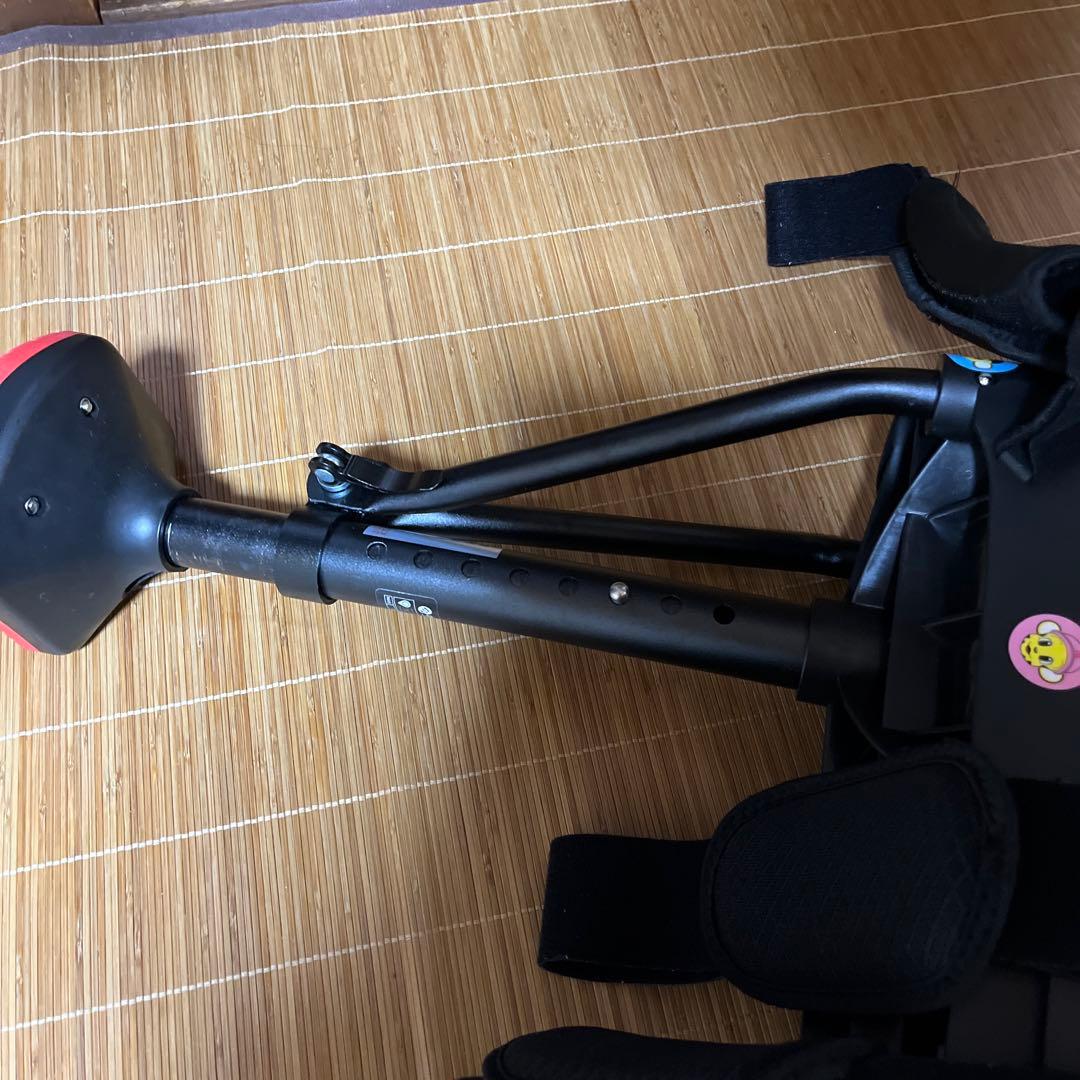 ハンズフリー松葉杖　歩行補助具