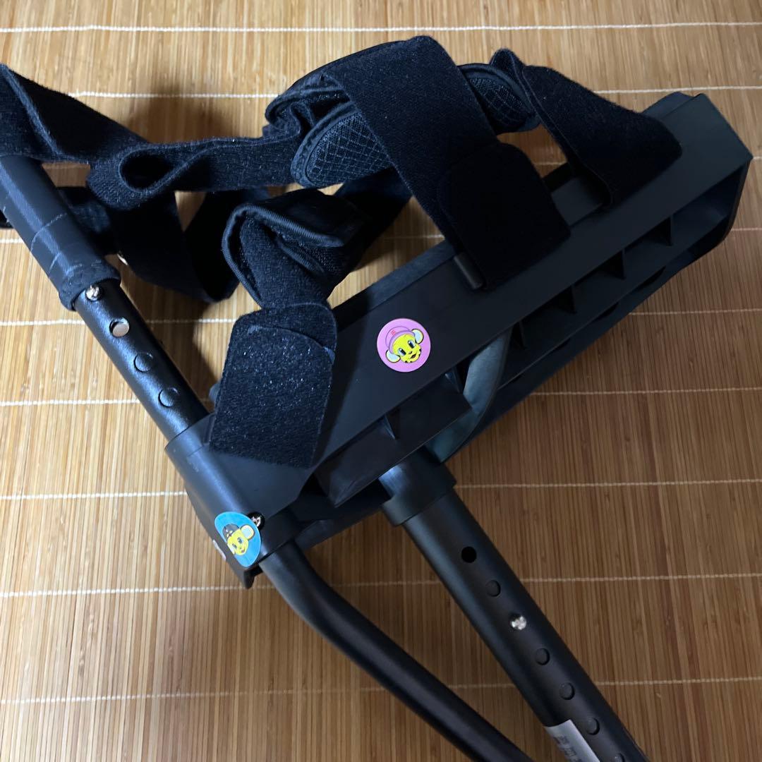 ハンズフリー松葉杖　歩行補助具