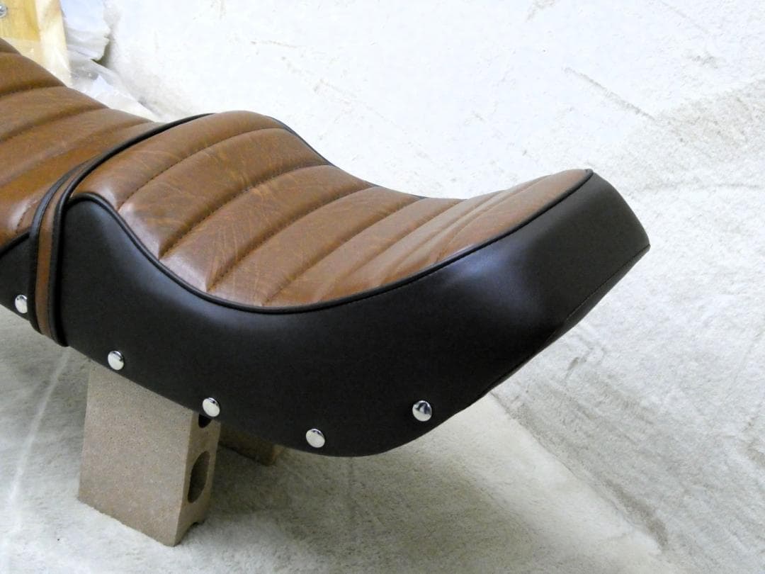ＧＳ４００　茶ツートン　ボタン　シート/　完成品　アンコ抜き　タックロール