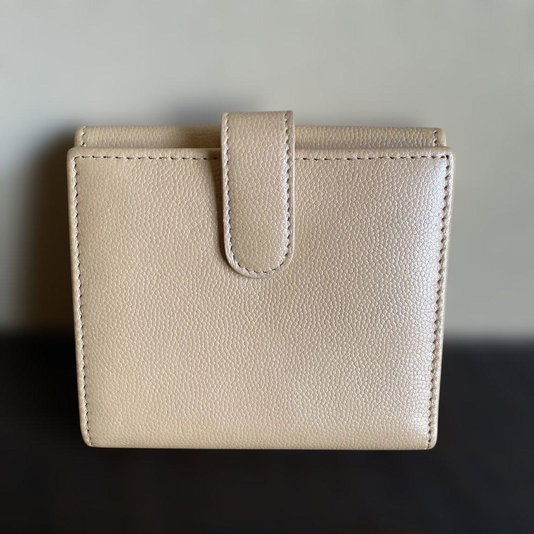 【美品】　CHANEL二つ折りコンパクト財布