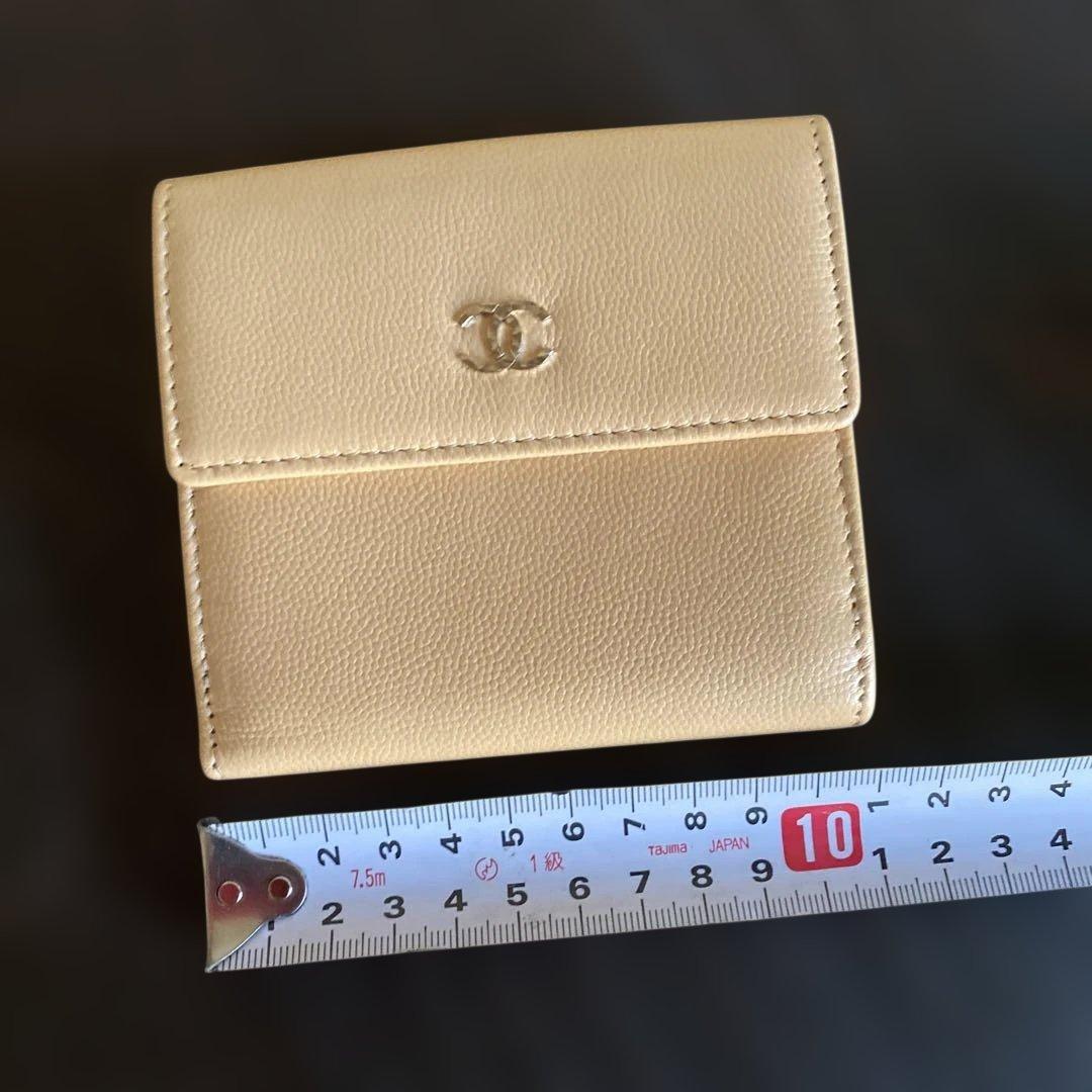 【美品】　CHANEL二つ折りコンパクト財布