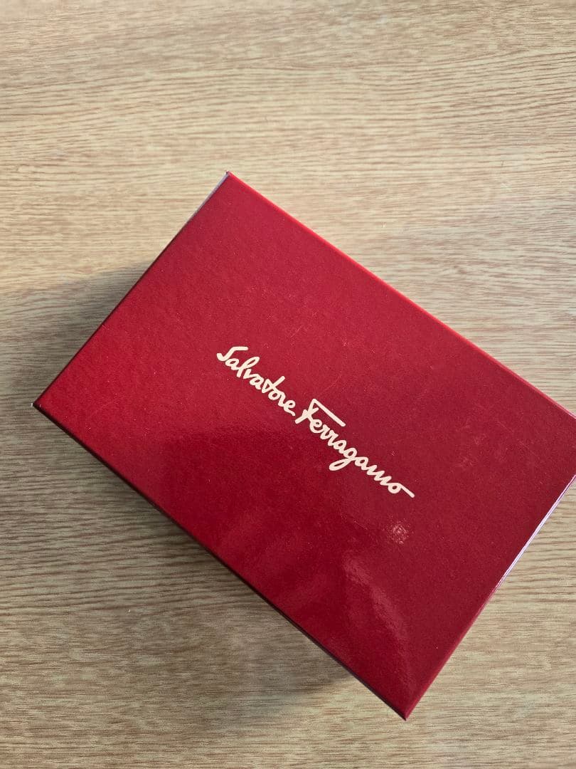 こに－‼️Salvatore Ferragamo黒革財布美品‼️