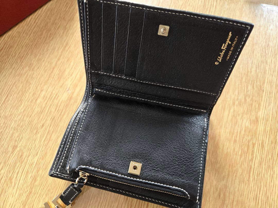 こに－‼️Salvatore Ferragamo黒革財布美品‼️