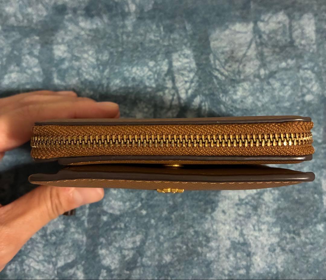 新品　トリバーチ　二つ折り財布　ラウンドファスナー　ブラウン