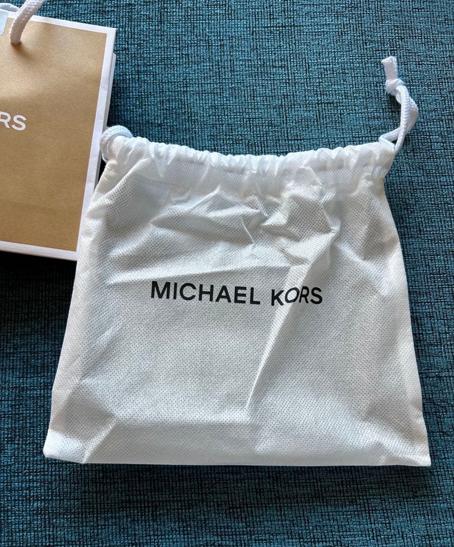 ⭕️現行品⭕️ 新品⭕️お買得　MICHAEL KORS 二つ折り財布