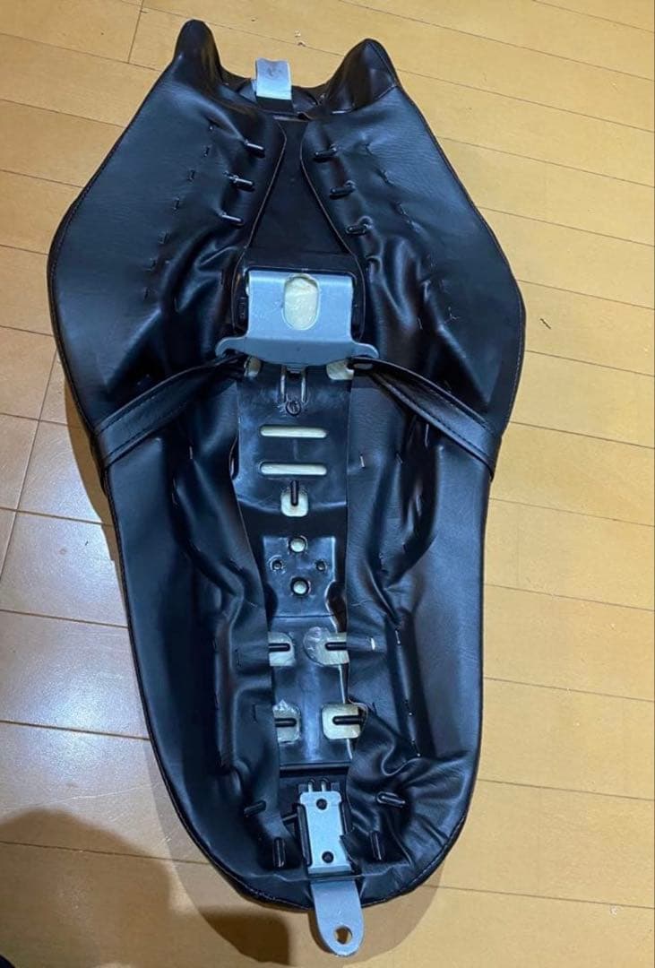 ハーレー　スポーツスター　883 シート