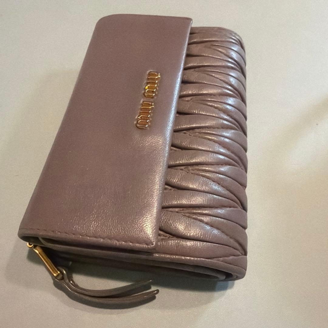 M*u様 オークションミュウミュウ 折り財布 マテラッセ レザー グレージュ