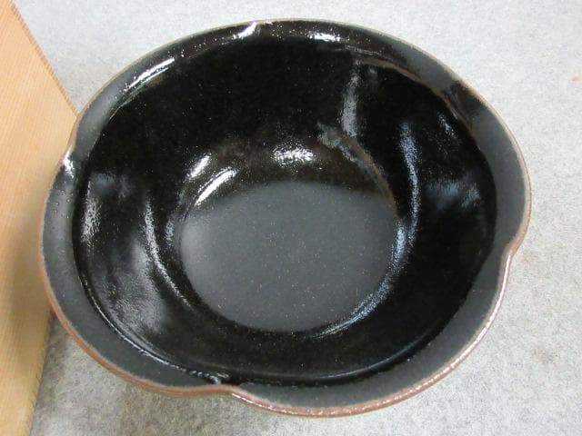 十三代中里太郎右衛門黒唐津鉢共箱 [B24845]