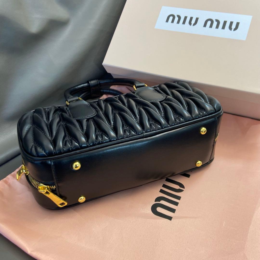MIU MIU ブラックレザー ハンドバッグ