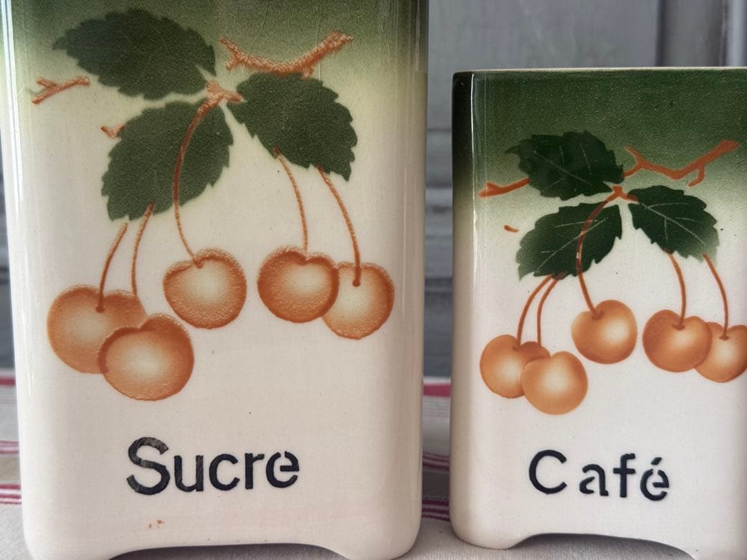 フランスアンティーク　チェリー柄のSucreとCaféのキャニスター2個セット