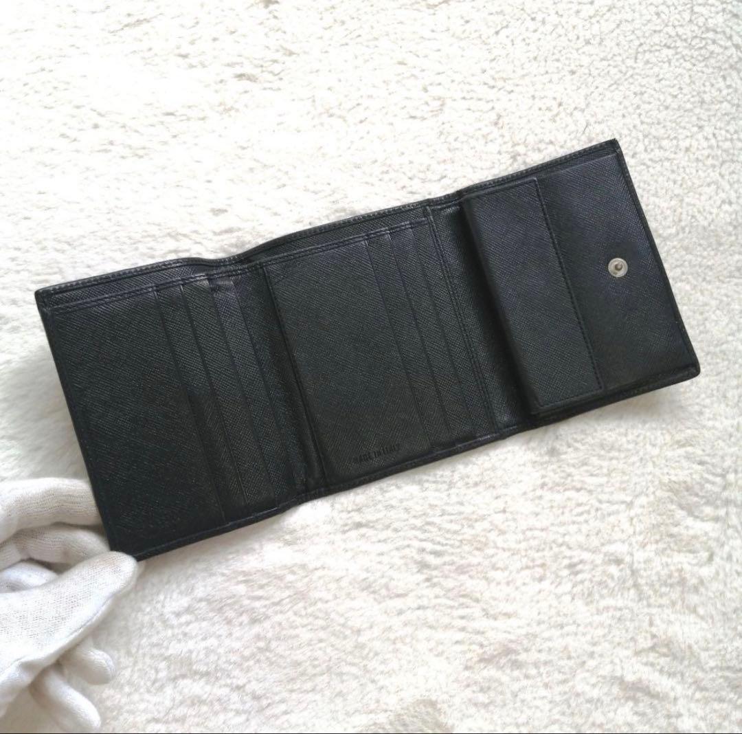 プラダ　三つ折り財布　サフィアーノレザー　三角ロゴプレート　ブラック　ホック