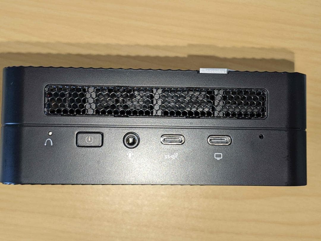 MINISFORUM UM560XT ミニPC