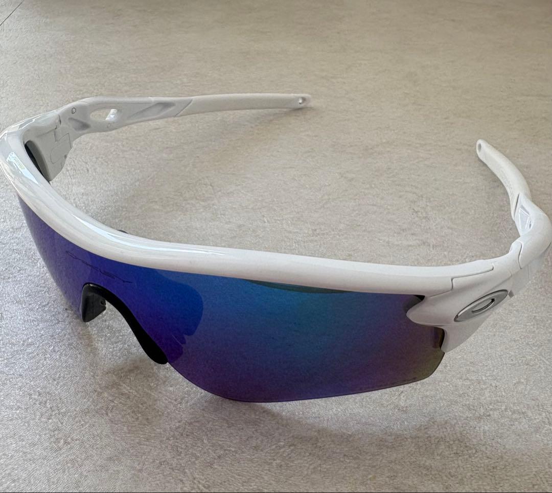 Oakley Radarlock サングラス ブルー、フレームホワイト