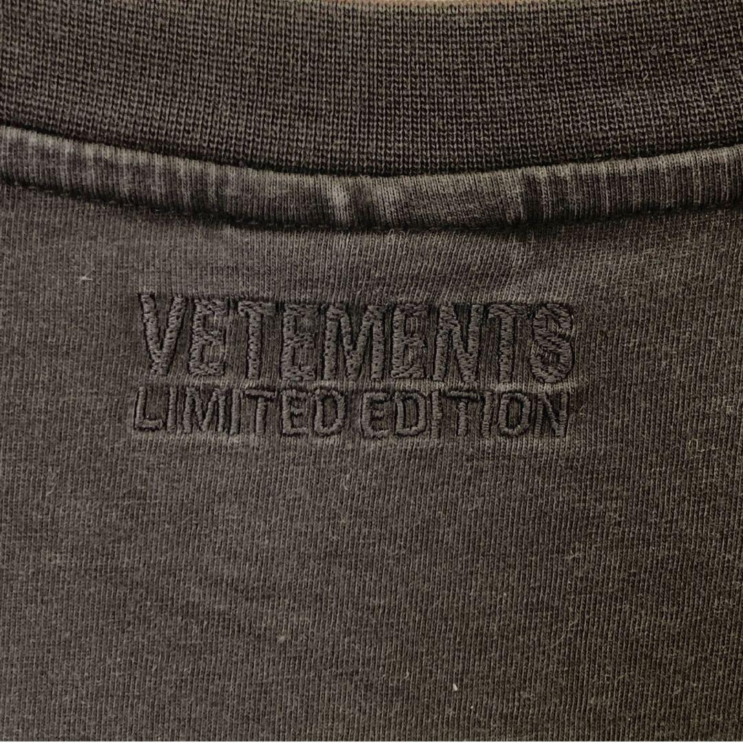 VETEMENTS ネームロゴTシャツ