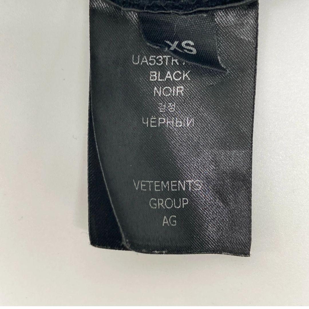 VETEMENTS ネームロゴTシャツ